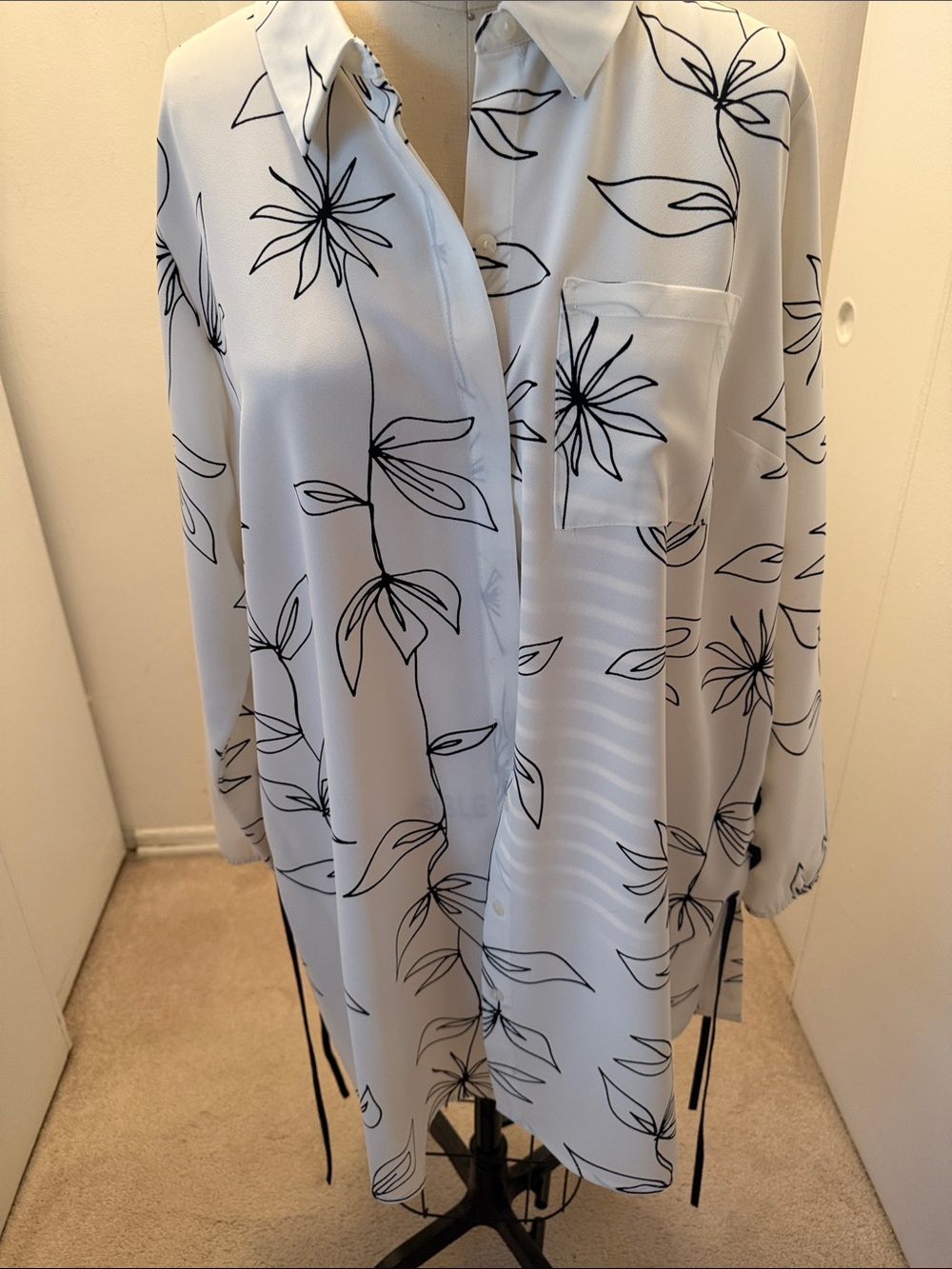 Alfani Woman 2X White Black Line Art Floral Tunic Blouse Lace Up Detail